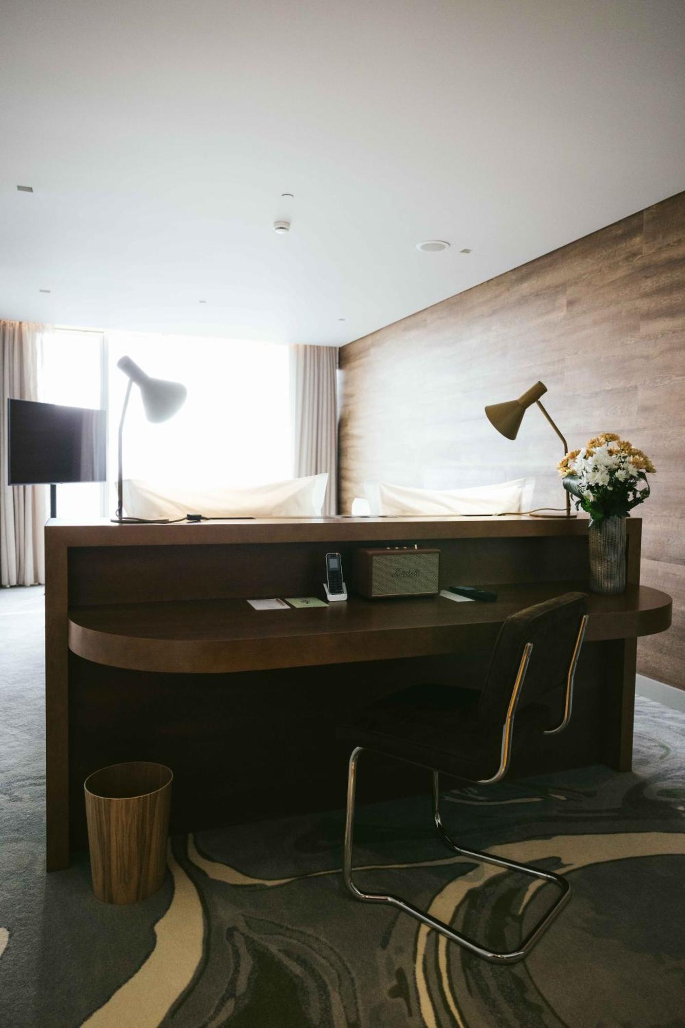 아조르 호텔 Ponta Delgada 외부 사진 A desk in a hotel room
