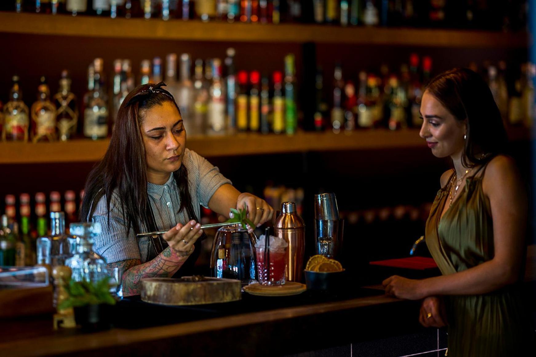아조르 호텔 Ponta Delgada 외부 사진 A bartender at work