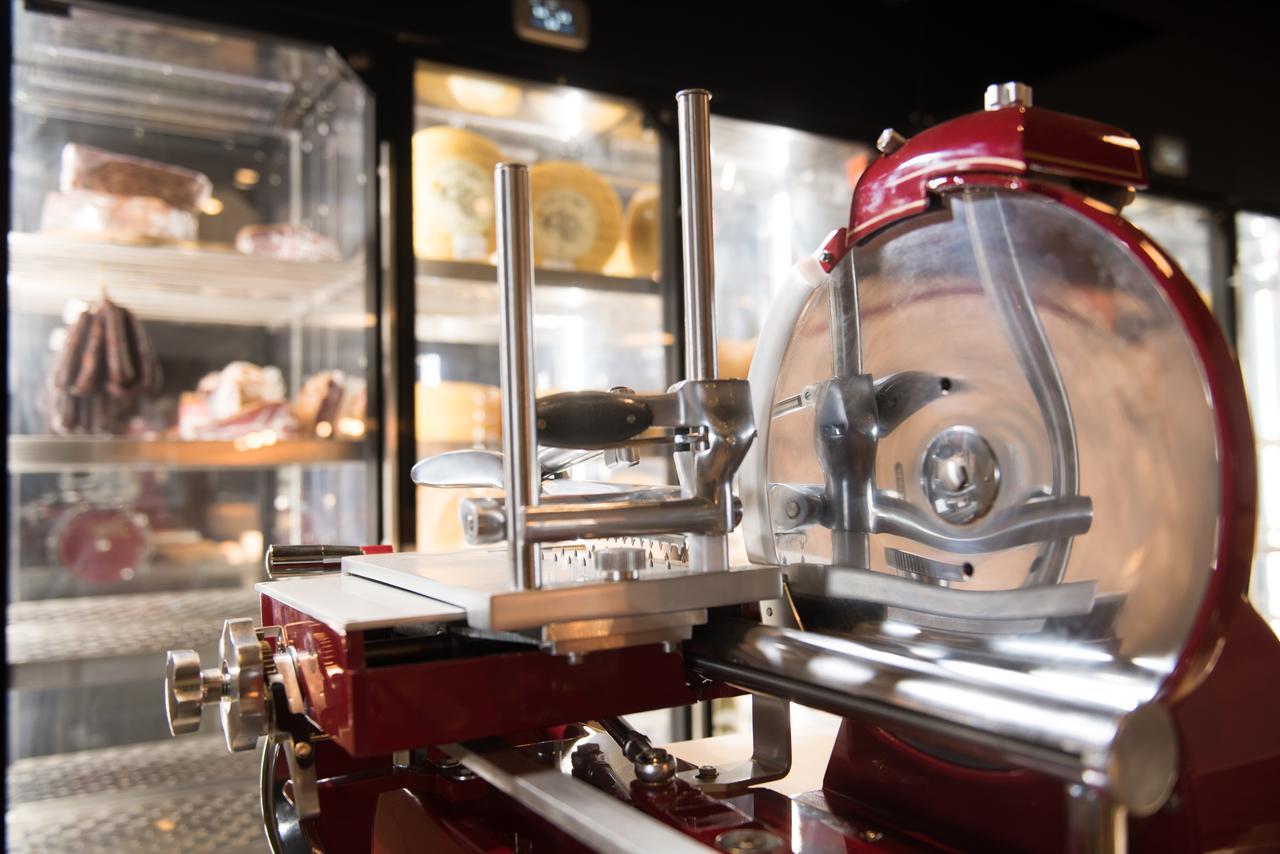 아조르 호텔 Ponta Delgada 외부 사진 A commercial prosciutto slicer
